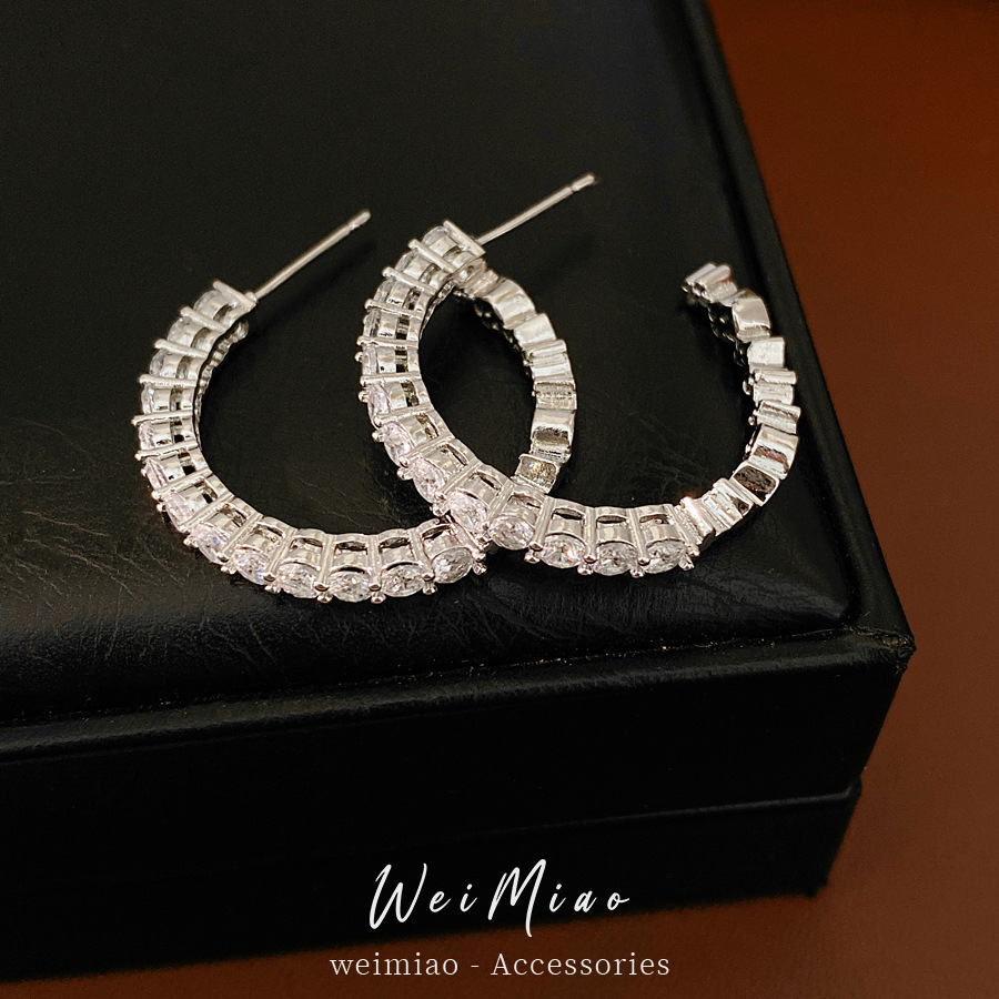 Aguja de plata zircón geométrico redondo en forma de C aretes personales temperamento de aire frío aretes ligeros de lujo alta sensación de aretes al por mayor image 4