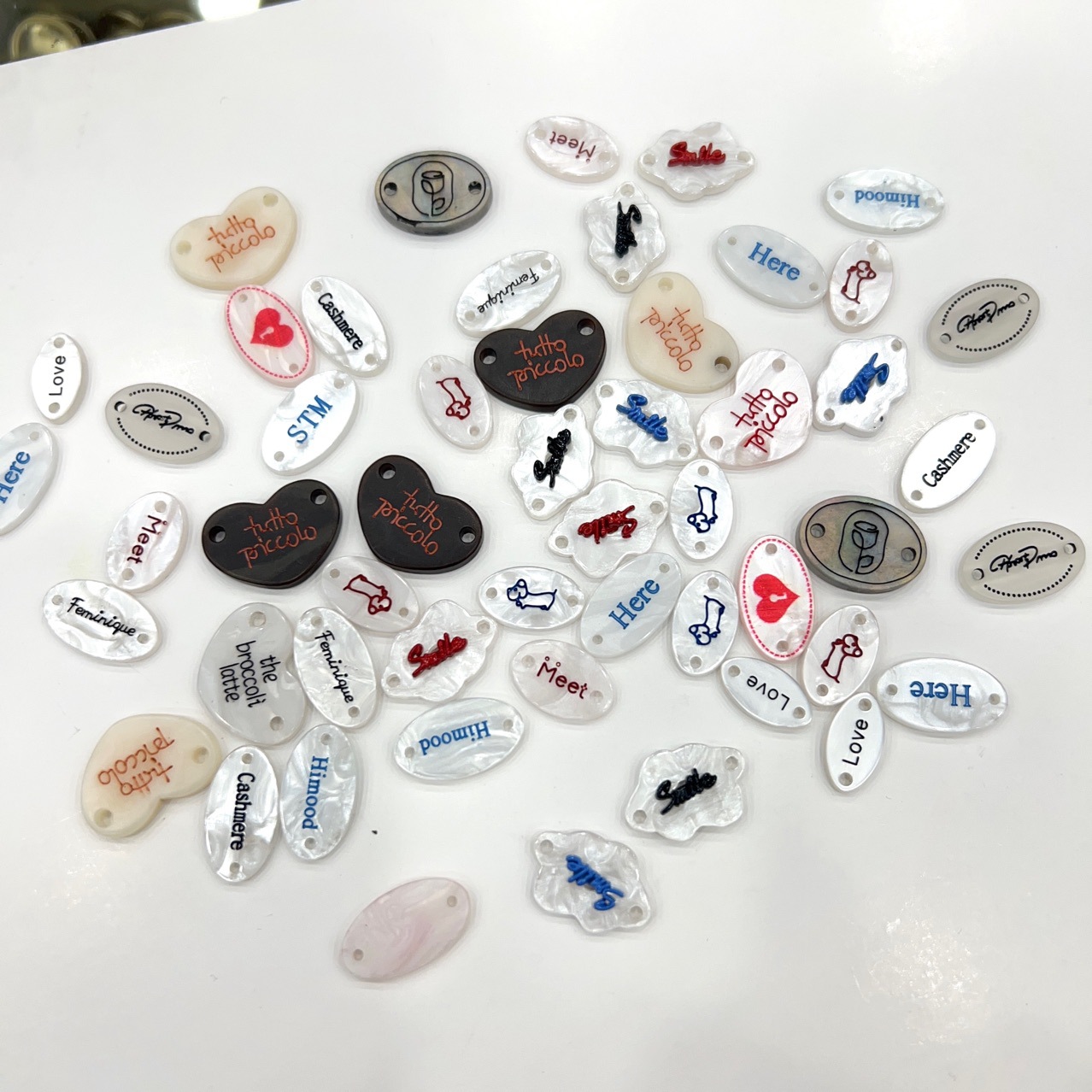 仿贝树脂衣标商标圆型椭圆爱心字母蝴蝶结diy项链手链服装配件