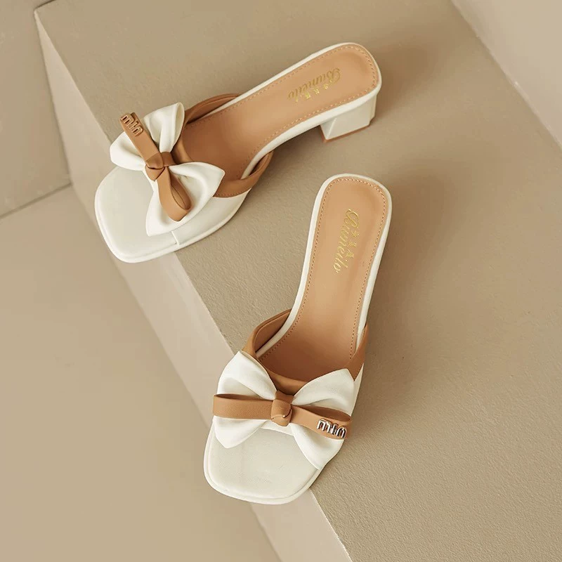 Французские толстые каблуки высокого уровня тапки на высоком каблуке женские летние 2025 носить новые буксирные банты полутолщенные сандалии