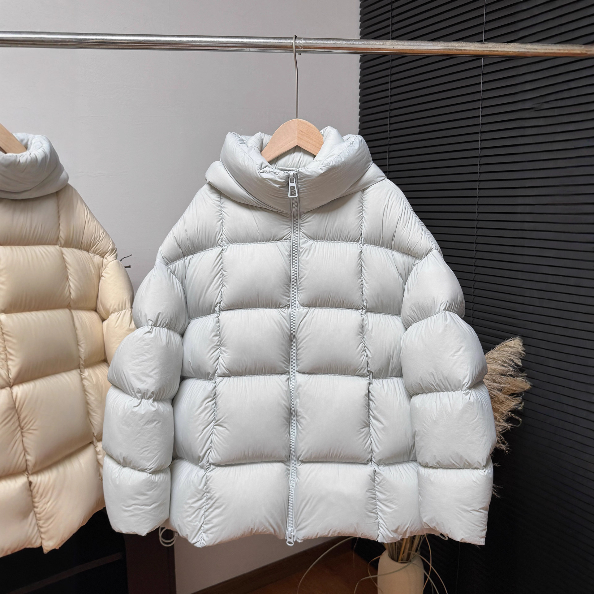 2025冬季新款白鹅绒泡芙连帽方块羽绒服女款时尚长宽松保暖外套