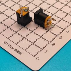 DC電源コンセント難燃エコDC-012-2.5縦型丸ピン直挿し電源母座3脚充電コンセント