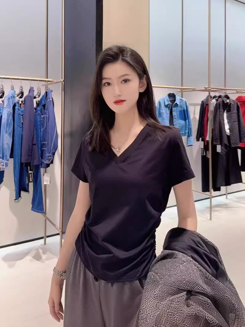 Áo thun nữ cổ chữ V tay ngắn xếp ly bên hông thiết kế đơn giản — Màu đen