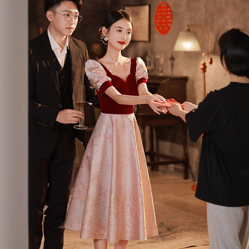 酒红色新娘敬酒服2025新款回门宴领证登记小礼服高级感订婚礼服女