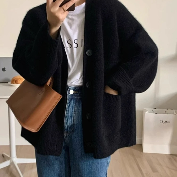High-end, soft, and comfortable black V-neck knitted cardigan for women, perfect for autumn and winter, with a thick, loose, and relaxed fit, ideal as an outer layer High-end, soft, and comfortable black V-neck knitted cardigan for women, perfect for autumn and winter, with a thick, loose, and relaxed fit, ideal as an outer layer