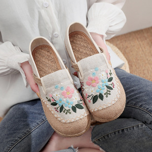Chinese folk qipao cheongsam hanfu dress clothing shoes for women wind restoring ancient ways is embroidered shoes lighter low help old Beijing cloth shoes 