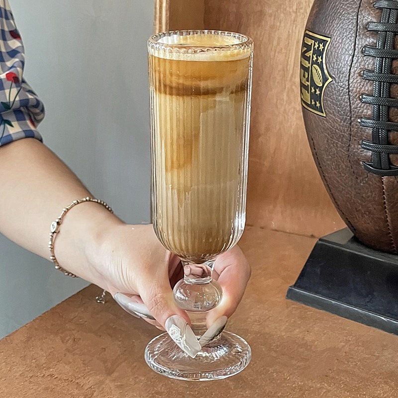 Vintage ins de ventana de vidrio a rayas verticales tazas de vino burbujeantes tazas de jugo tazas de vino dulce tazas de champán tazas de vino tinto tazas de vino