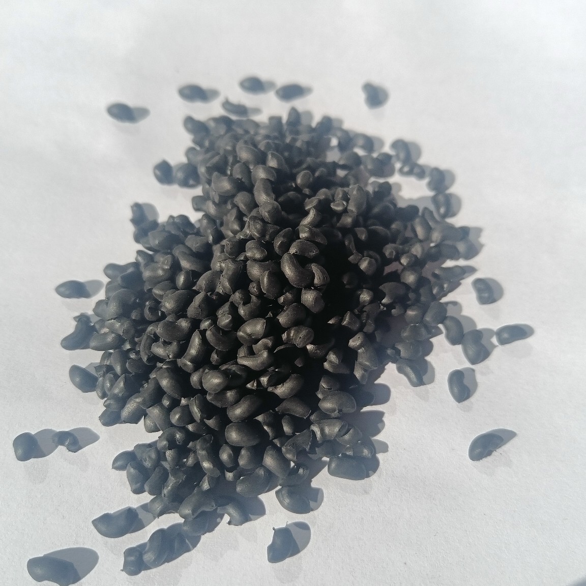 黑色TPE热塑性弹性体85A包胶TPE注塑延压淋膜汽车脚垫颗粒