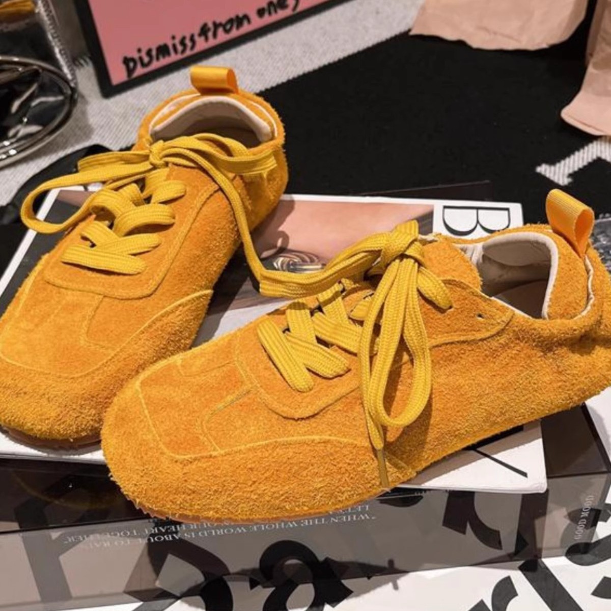 2025 nuevos zapatos casuales con cordones de cuero, zapatos de deporte, zapatos de entrenamiento alemanes, suela suave, cómodos zapatos individuales de todo fósforo, zapatos de galleta, zapatos de mujer