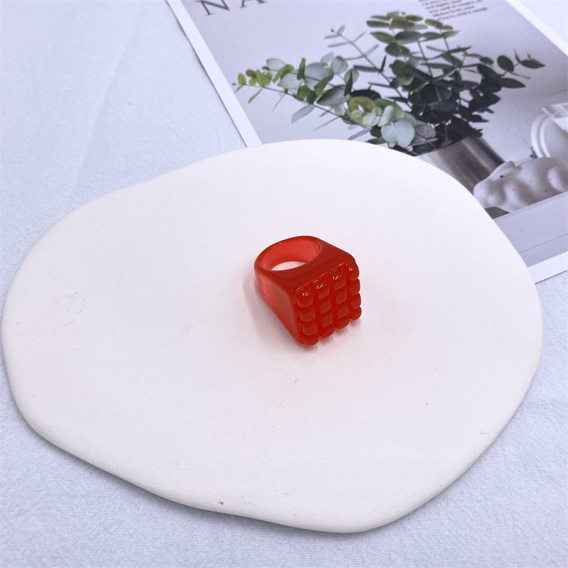 Yunzi nueva resina ins Internet celebridad transfronteriza Plaza Pequeño anillo a cuadros para las mujeres