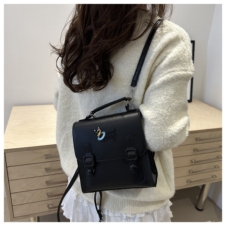 This is a new retro commuting backpack for the autumn of 2024, featuring a casual color contrast and a niche design. It is a small square single-shoulder hand-carry bag undefined