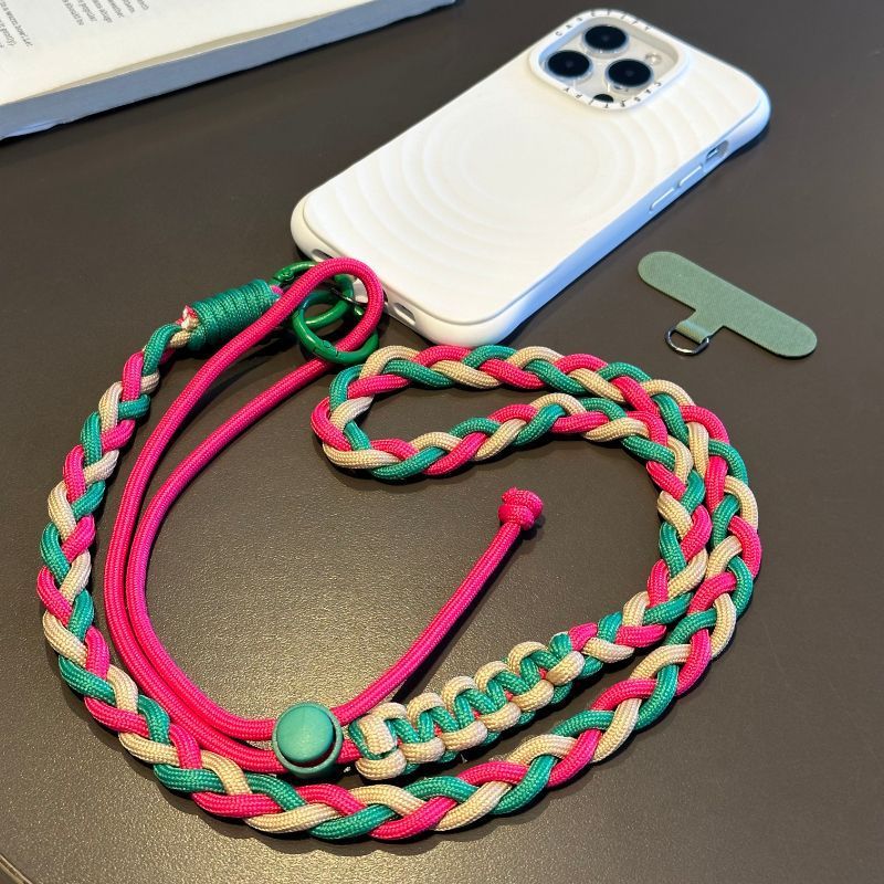 カラーの携帯電話のひもの3本の編みのロープの女子学生は斜めに背もたれのひもにまたがります。|undefined