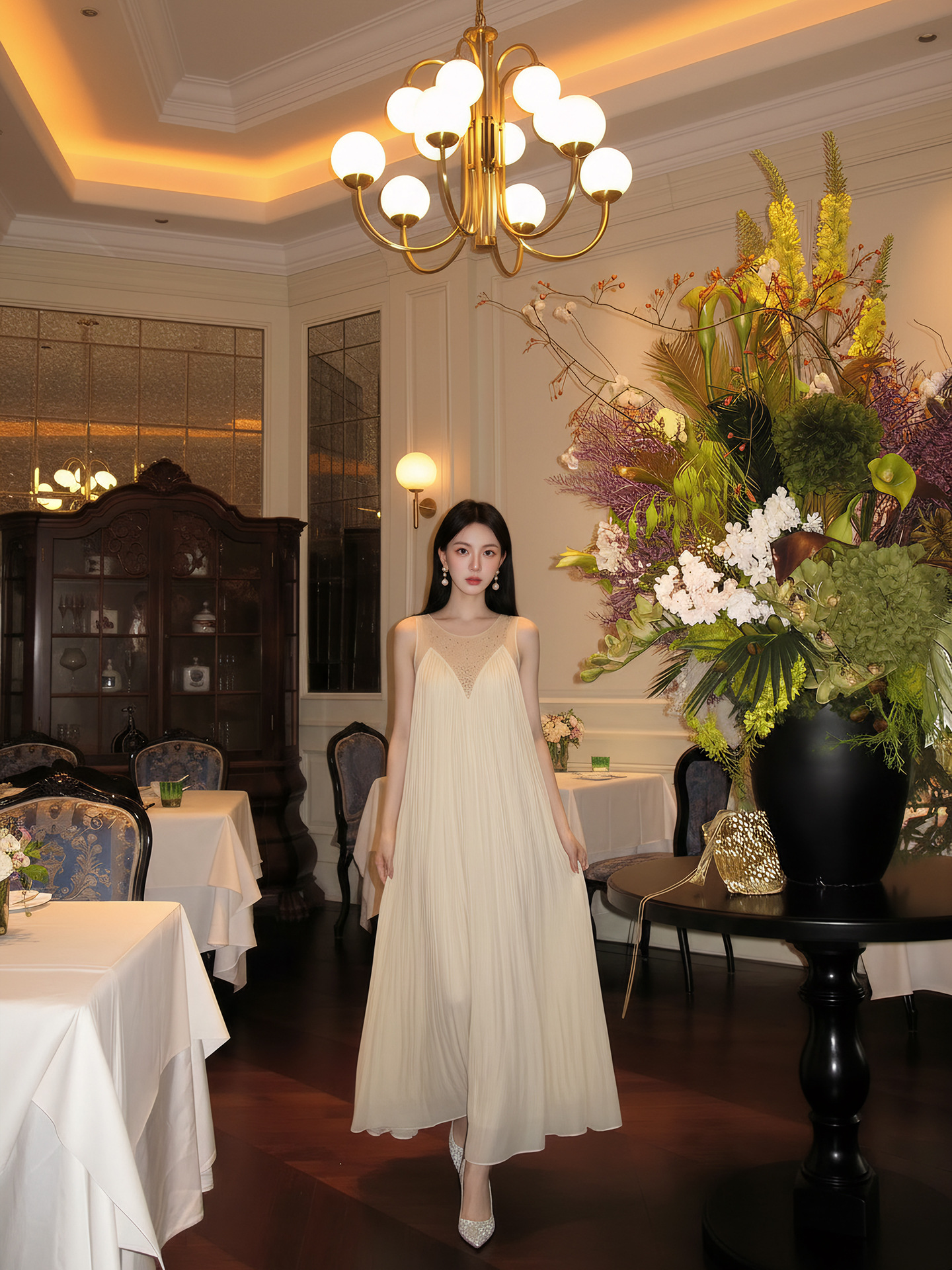 Đầm maxi nữ thắt eo không tay, cổ tròn, phối ren và vải lưới đính đá, tay áo xếp ly bồng — màu nâu, màu mơ