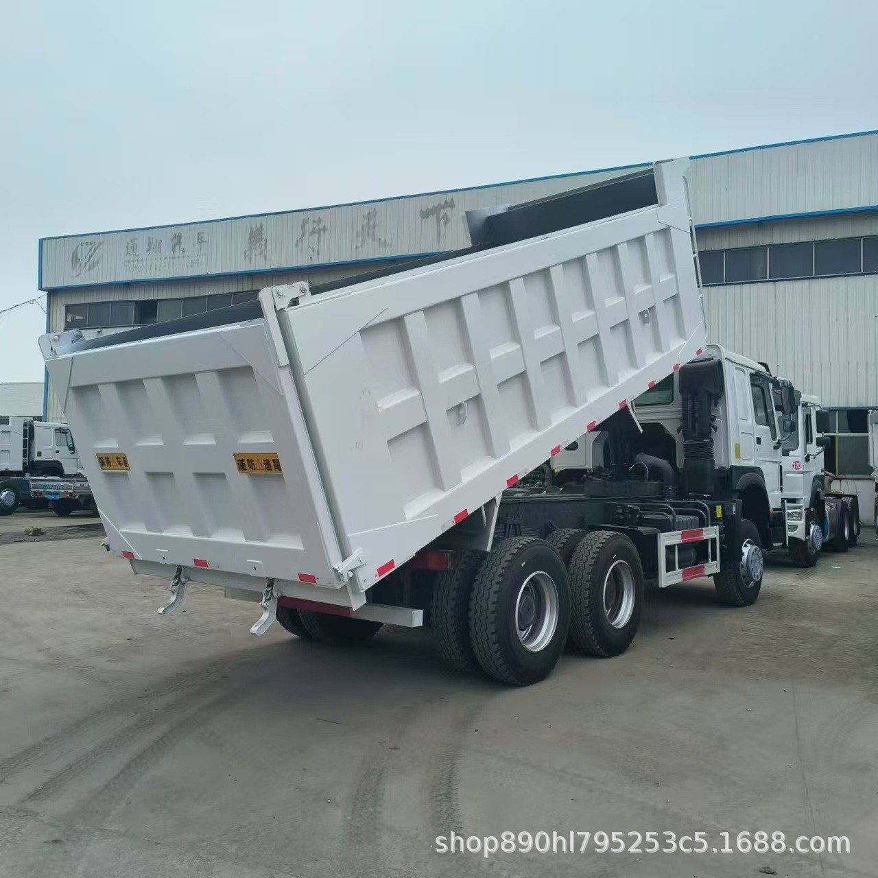 Directly from the Manufacturer: Sinotruk Howo Dump Truck, Material Transport Vehicle for Construction Sites, Howo Self-Unloading Dump Truck