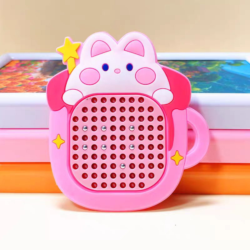 Llavero de dibujos animados creativo Tablero de dibujo magnético, laberinto de cuentas para caminar, descompresión, mochila escolar de juguete, puesto colgante, pequeño regalo al por mayor
