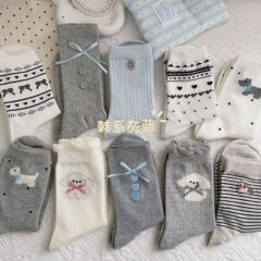 春の靴下の女性の灰色の青い組み合わせの中筒の靴下のinsの潮のかわいい子犬の綿の靴下の愛の蝶結びの積み重ねの靴下