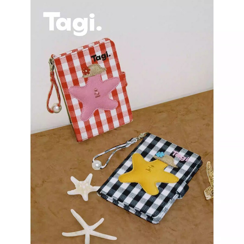 Tagi. 《塔皮星》想象海滩小花珍珠彩色格纹手提链条护照夹证件|undefined