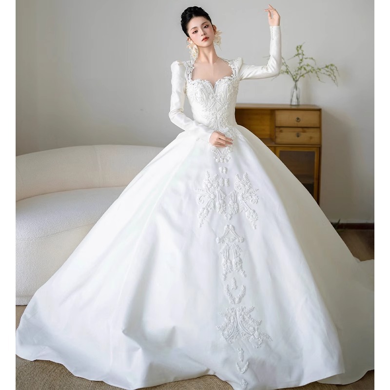 Vêtements pour femmes nouveau style mariée petit voile principal français rétro satin automne et hiver style haut de gamme blanc traînant_voghion.com