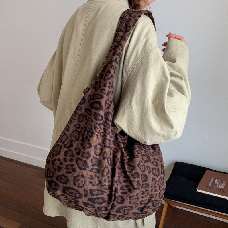 Women's 2025 Autumn/Winter New Suede Pleated Cloud Bag Large Capacity Leopard Print Shoulder Bag Shopping Tote - Thumbnail 5