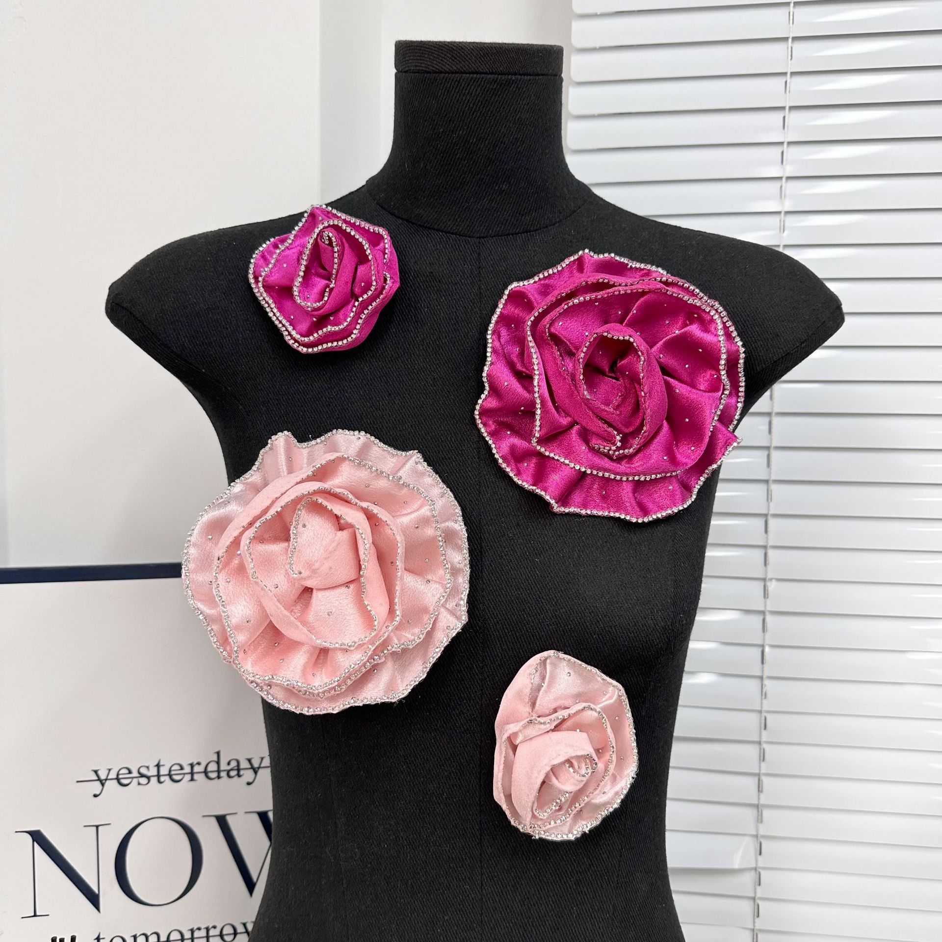 Shangxin perforación en caliente irregular flor tridimensional moda ropa de personalidad con adornos para el cabello flor plana hecha a mano