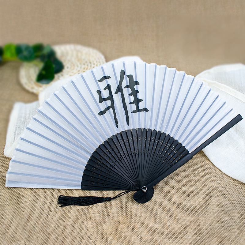 Ventilador plegable de estilo artístico pequeña tinta fresca Ventilador plegable de carácter chino hombres y mujeres ventilador de pareja sin corazón pequeño ventilador de 6 pulgadas para hombres pequeños al por mayor