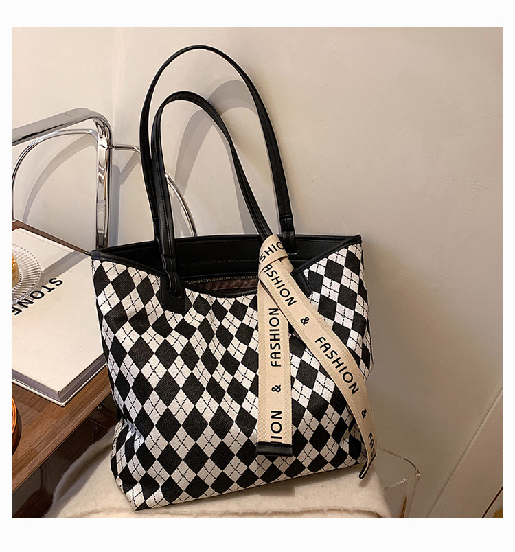 Autumn And Winter Large Capacity Casual Checkerboard Lattice Single Shoulder Bag display picture 4