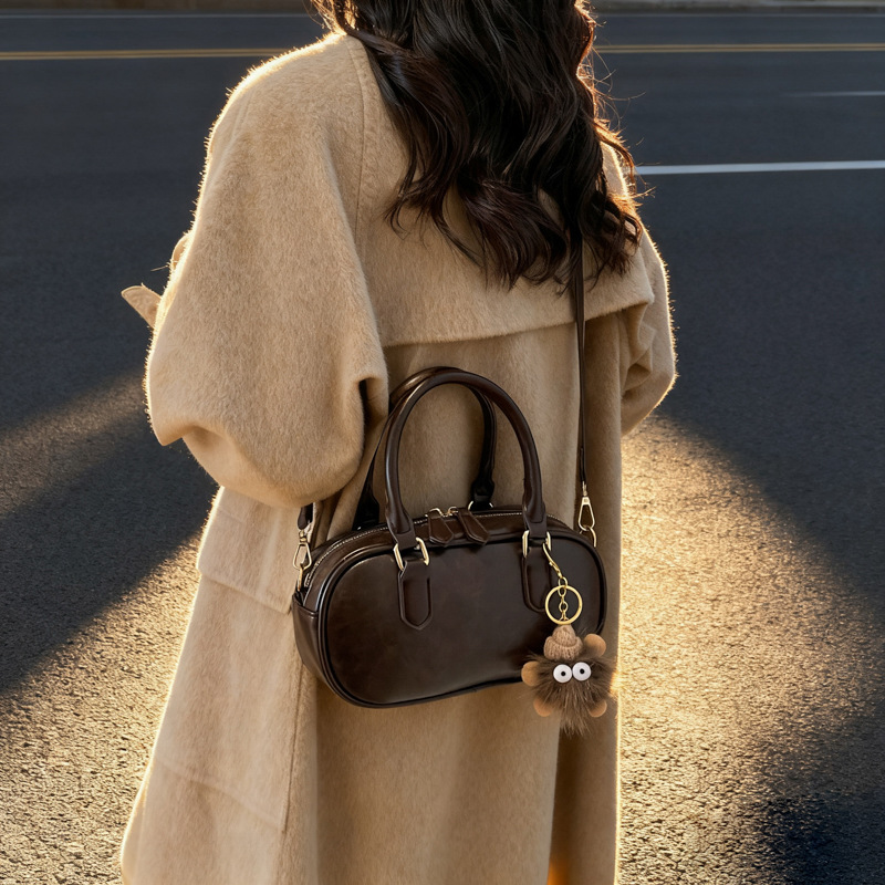 Alto sentido bolso de mano mujer otoño / invierno 2025 nuevo nicho retro bolso de hombro de moda mochila de viaje