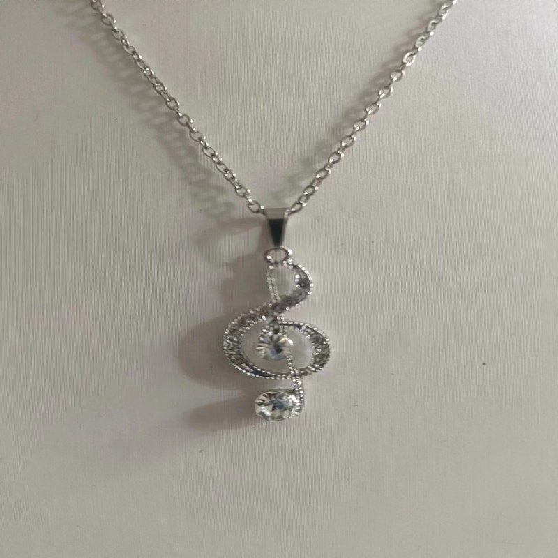 Collana elegante con micro inlay a forma di cuore e goccia_voghion.com