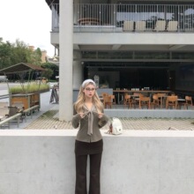 ���w�r��ƨ��ѝ�Ӷ���Ů�bС�����nϵ��ɫ�ӽq�Ӻ����e΢�����ѝ