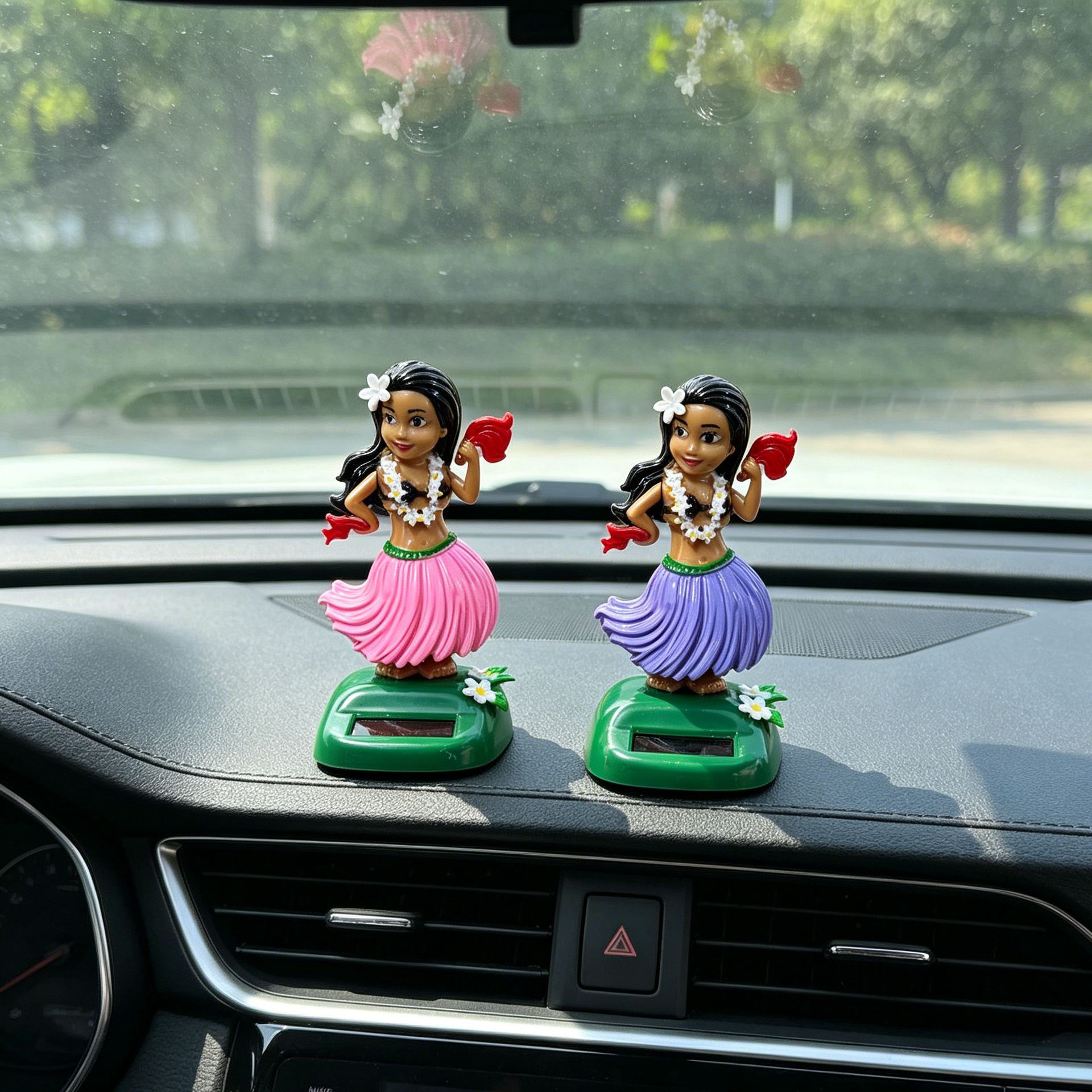 Solar-powered Hawaiian hula girl car ornament, creative car interior decoration, swinging figurine
