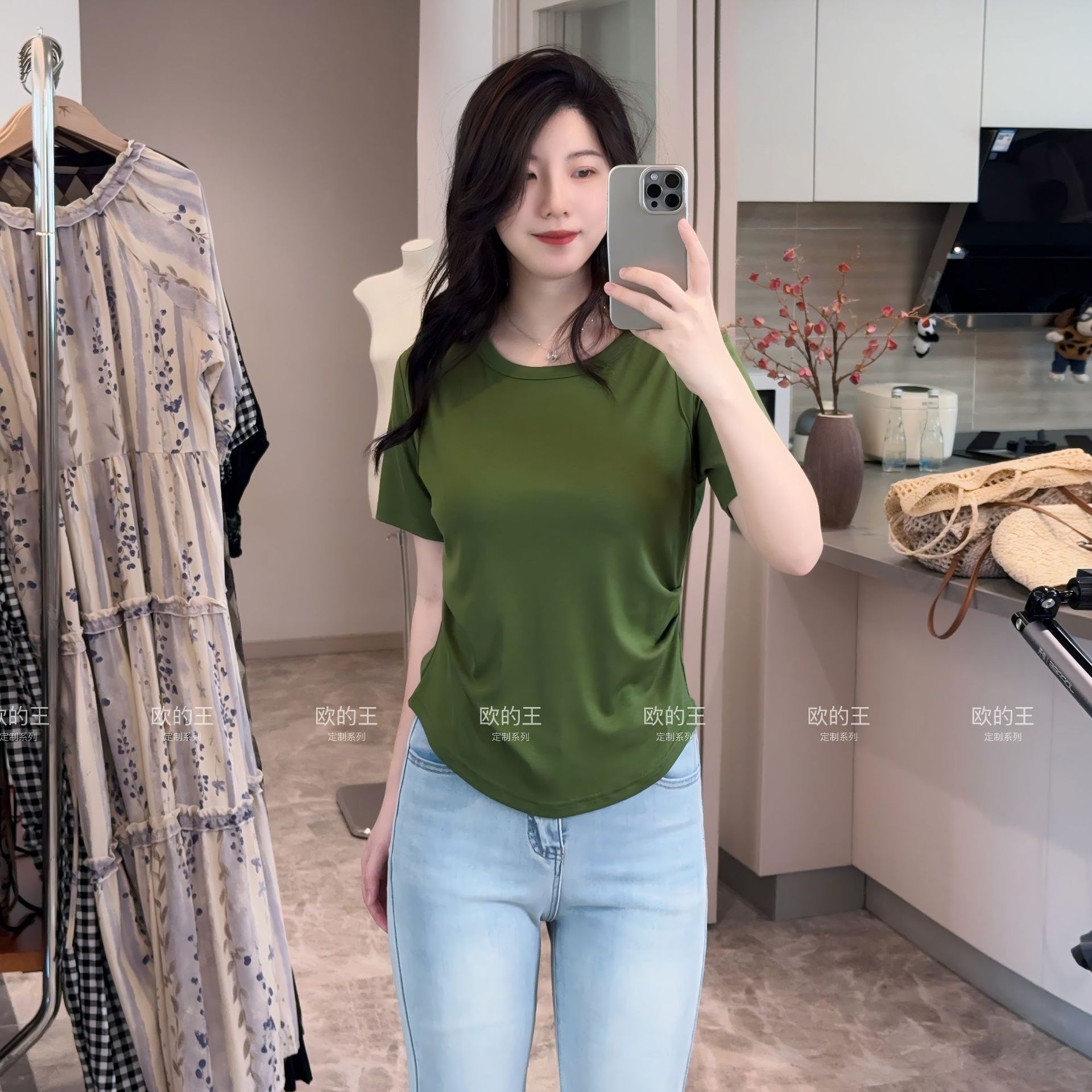 [93% Lycell Tence] Hermoso hombro, cintura pequeña, hombro recto, camiseta de color sólido, delgado, simple, casual y versátil