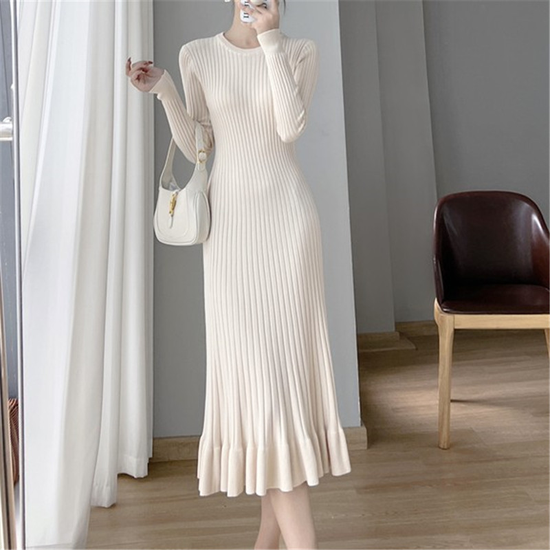 Herbst Fischschwanz Strickkleid Damen, mittellang über dem Knie, Basislage und schmale Passform, gepaart mit einem Pelzmantel für_voghion.com