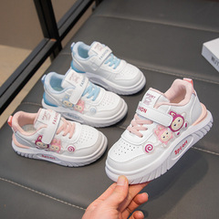 女の子の靴の子供の板の靴の2025新型の春のレジャーは運動靴の柔らかい底の女の子の白い靴の学生に乗ります。