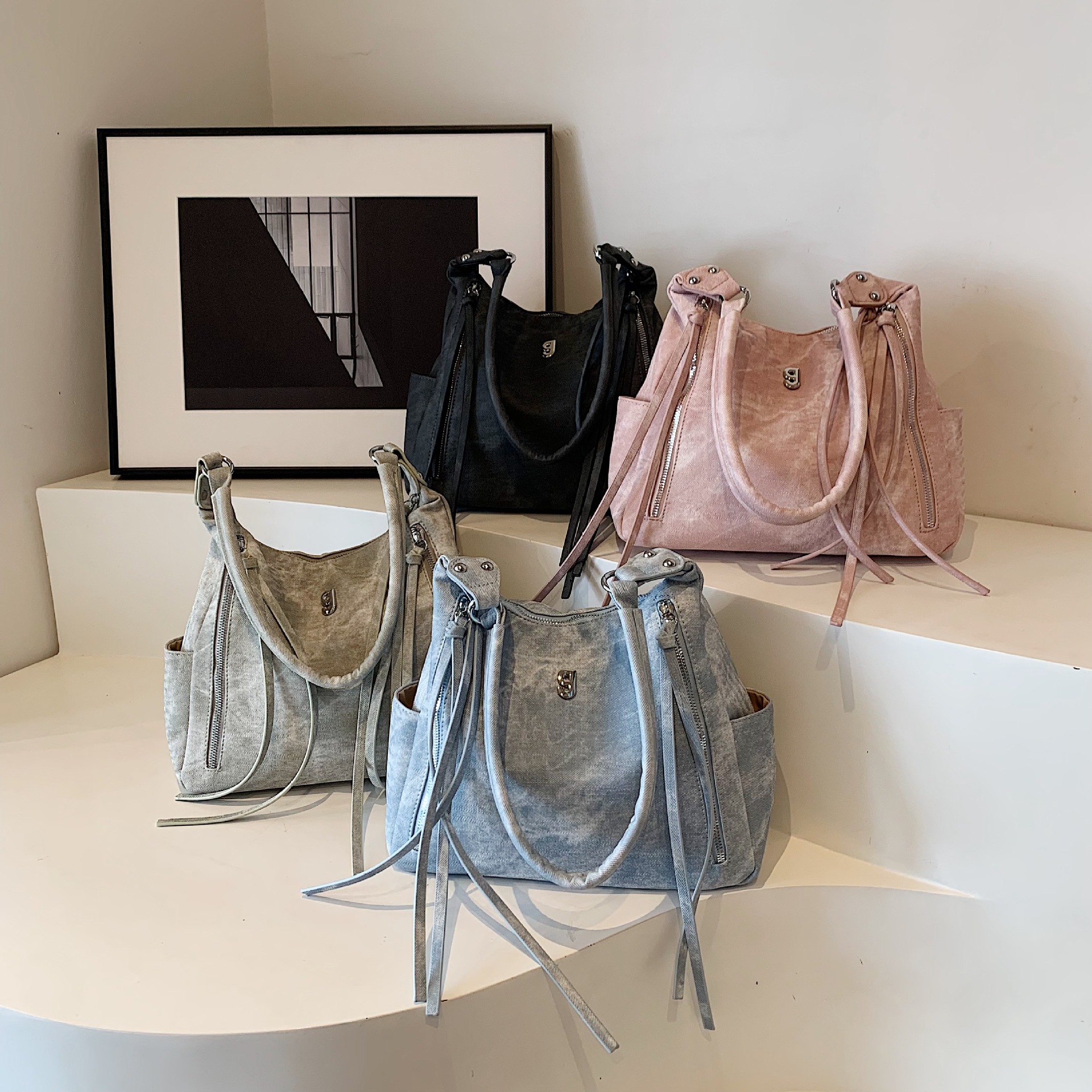 Large capacity wandering shoulder bag, new spicy girl high-end versatile double pocket strip casual crossbody armpit bag_voghion.com