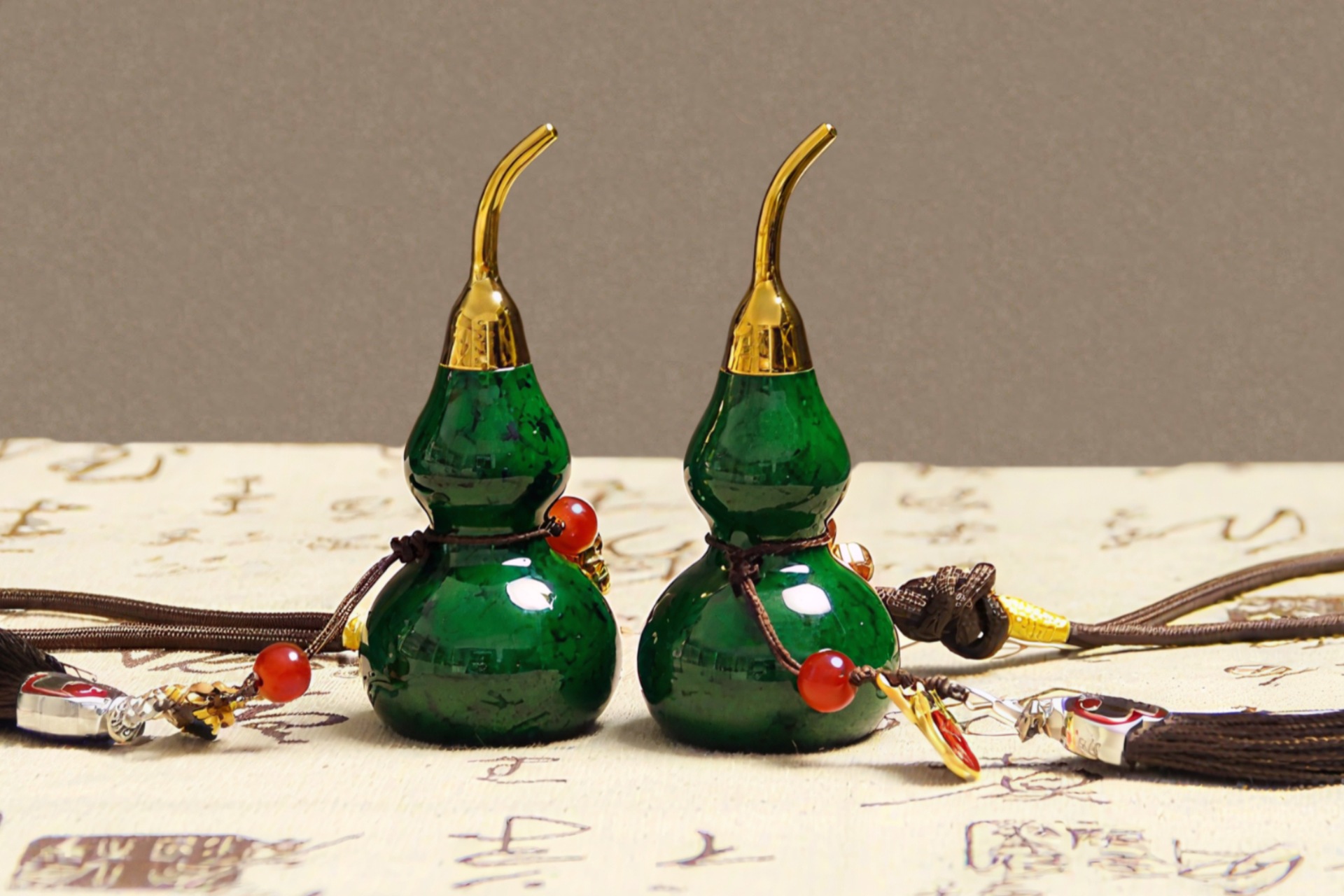 Traditional Lacquerware Gourd Car Hanging Ornament with Green Sandalwood and Handmade Tassel, Suitable for Phone Keychain Decoration