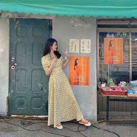 同款黄色领碎花连衣裙女夏季2026泡泡袖收腰修身长裙图片色
