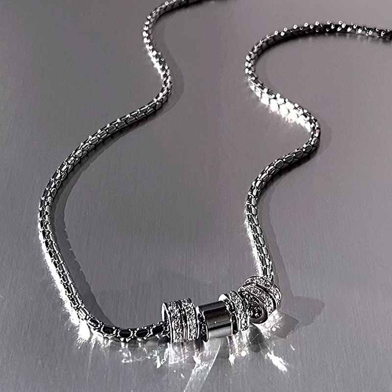 Collana con pendente diamante minimalista gioiello da donna_voghion.com