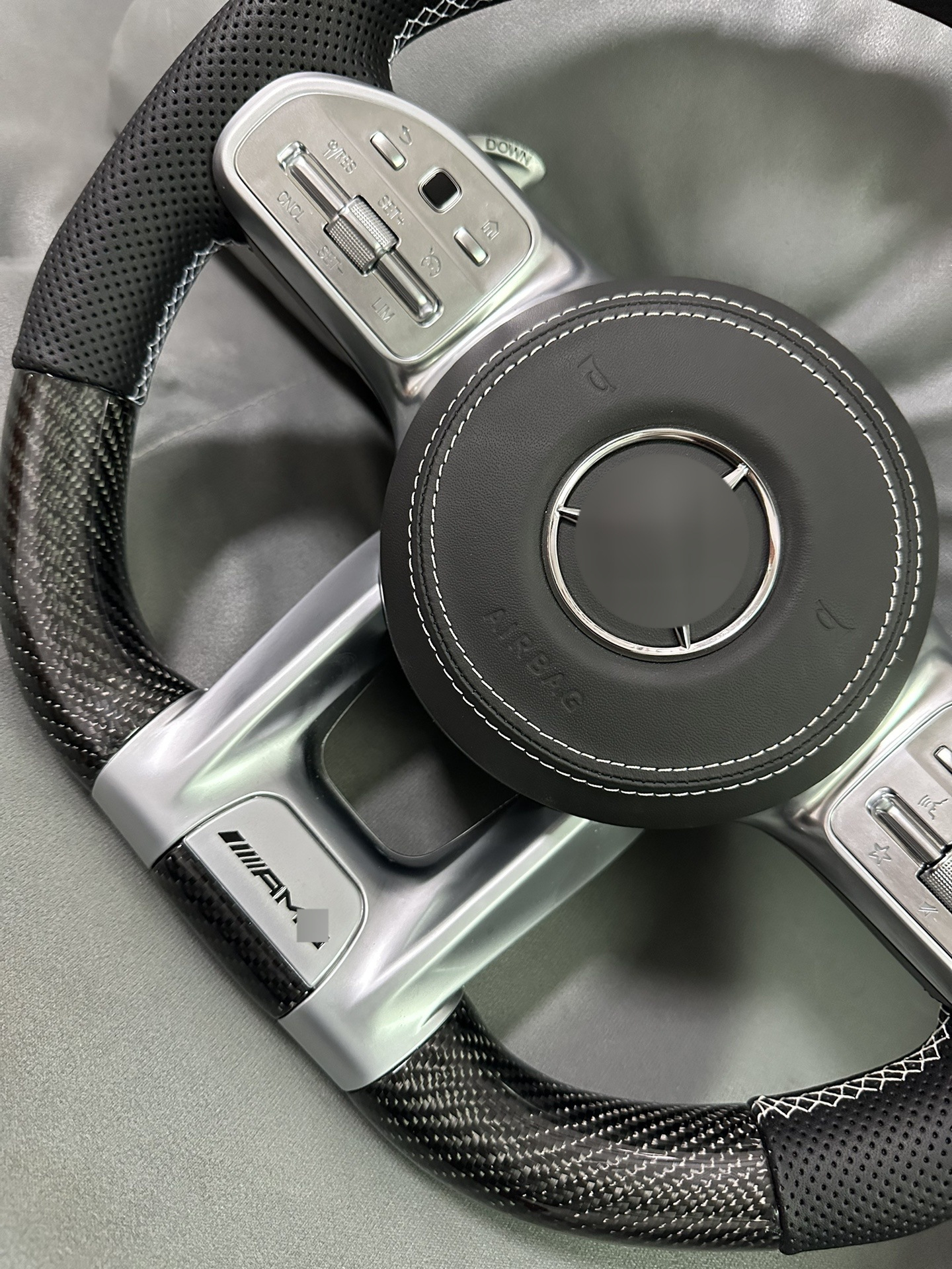 Suitable for Mercedes-Benz steering wheels of A-Class, C-Class, E-Class, ML old models, upgraded to new models, modified AMG carbon fiber steering wheel
