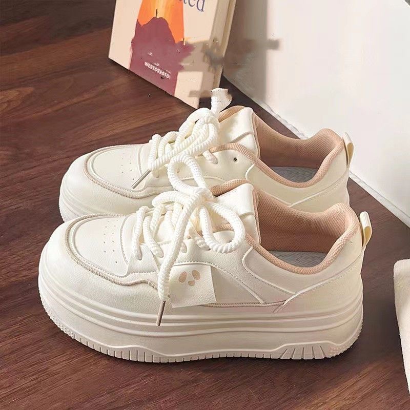 Aumentar la altura de los zapatos blancos de primavera y verano 2025, nuevos zapatos de estilo coreano para estudiantes de alto valor retrógrado de estilo de Hong Kong.