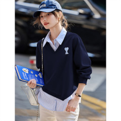 ファッションはシンプルでゆったりしています。