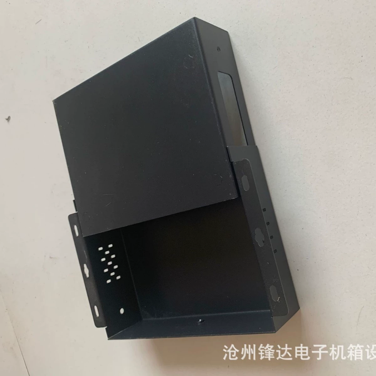 Физический производитель специализируется на производстве шасси, корпусов, корпусов из листового металла, в основном оцинкованных листов, алюминиевых листов, листов из нержавеющей стали и медных листов.