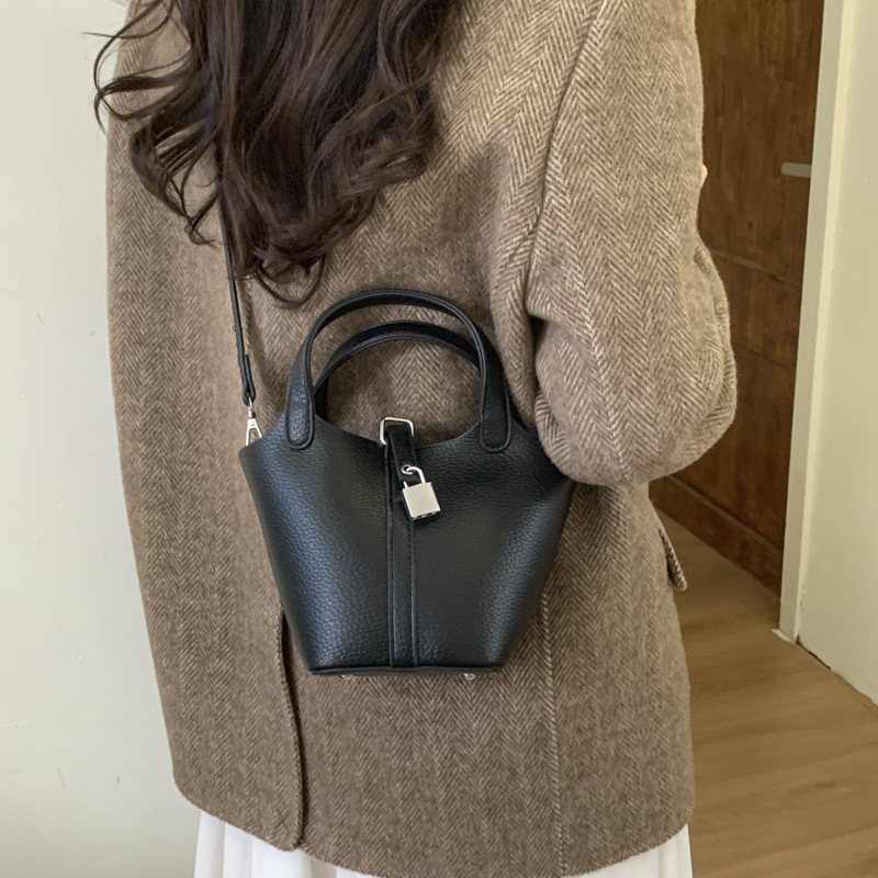 2025 nuevo bolso de cestas de verduras de mano mujer de piel suave litchi estampado de hombro bolso de cubo de agua casual bolso de mujer