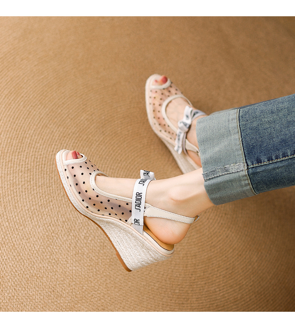 Sandal cao gót nữ hở mũi phong cách nghỉ dưỡng, đế xuồng đan rơm, quai một dây ngang, gót 9 cm — màu trắng ngà, chấm bi be chi tiết 9
