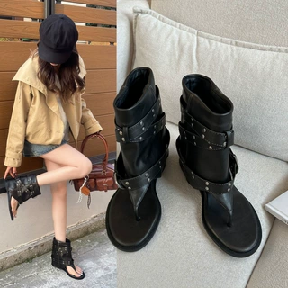 大码设计感轻朋克风铆钉夹趾凉靴女2026夏季皮带扣短靴黑色时装靴