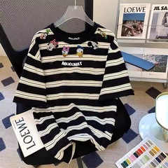 クロスボーダー熱売大コード300斤2025夏半袖tシャツ女性漫画プリント丸襟デザイン感白黒縞