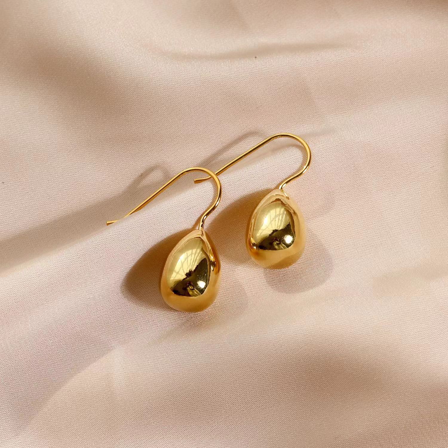Cuelga de orejas especial, estilo de moda, gancho de orejas fría, feng shui, bronce chapado en oro, oro simple y brillante
