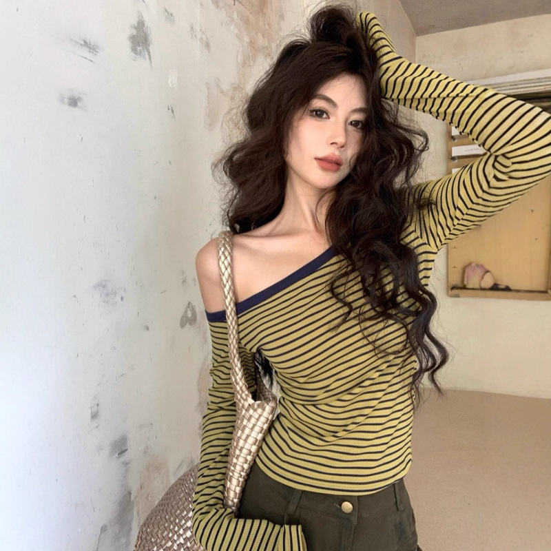 Stunning and Attractive Hot Girl One-Shoulder Long-Sleeved T-Shirt for Women in Autum with Slanted Collar and Off-Shoulder Bottoming Shirt Stripesd Top
