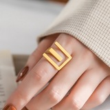 Золотое брендовое кольцо, не выцветает, легкий роскошный стиль, на указательный палец