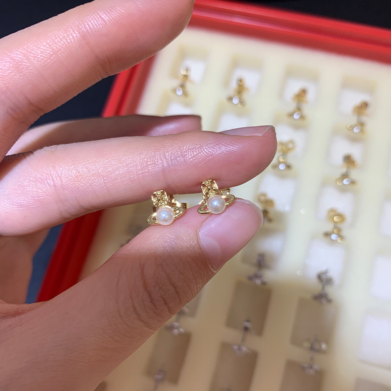 High-End Version of Empress Vivian Mini Saturn Pearl Stud Earrings for Women, Flat Pearl Delicate Earrings Wholesale High-End Version of Empress Vivian Mini Saturn Pearl Stud Earrings for Women, Flat Pearl Delicate Earrings Wholesale