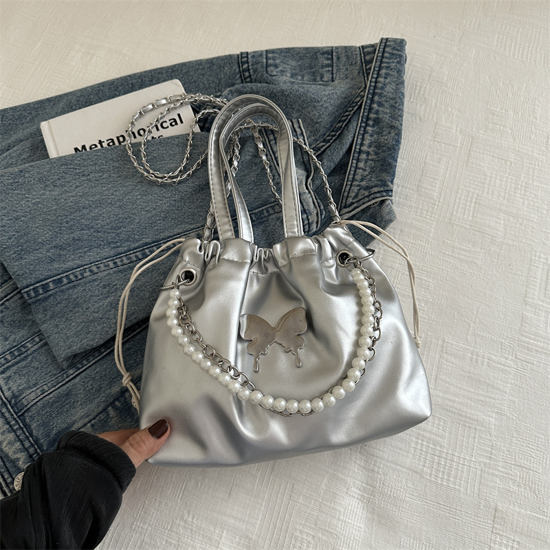 Mochila de mariposa plateada para mujeres 2024 nueva moda coreana cadena de perlas mochila de mano versátil