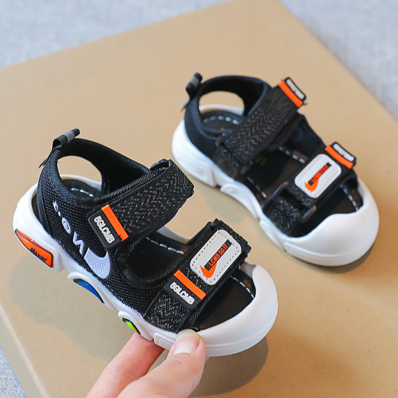 2022 verano nuevas sandalias de playa de fondo suave para niños luz intermitente anti-kick zapatos para niños entrega de una sola pieza